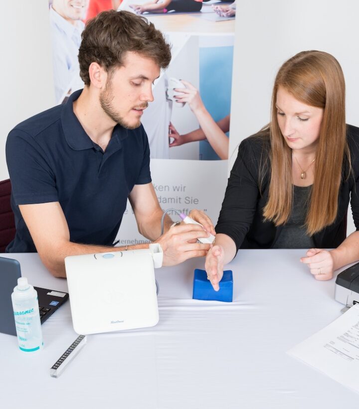 Mann führt Screening bei einer Mitarbeiterin durch